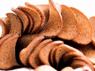 Снапсы с аджикой: Ресторанные гренки с чесноком