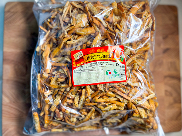 Нитка ЖАРЕНАЯ "Чеснок с зеленью" Oktobersnack 1 кг (сырный продукт) в Малаховке
